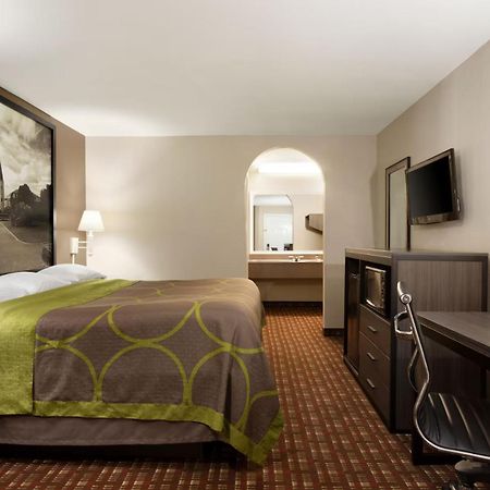 Super 8 By Wyndham Lake Charles Northeast Dış mekan fotoğraf
