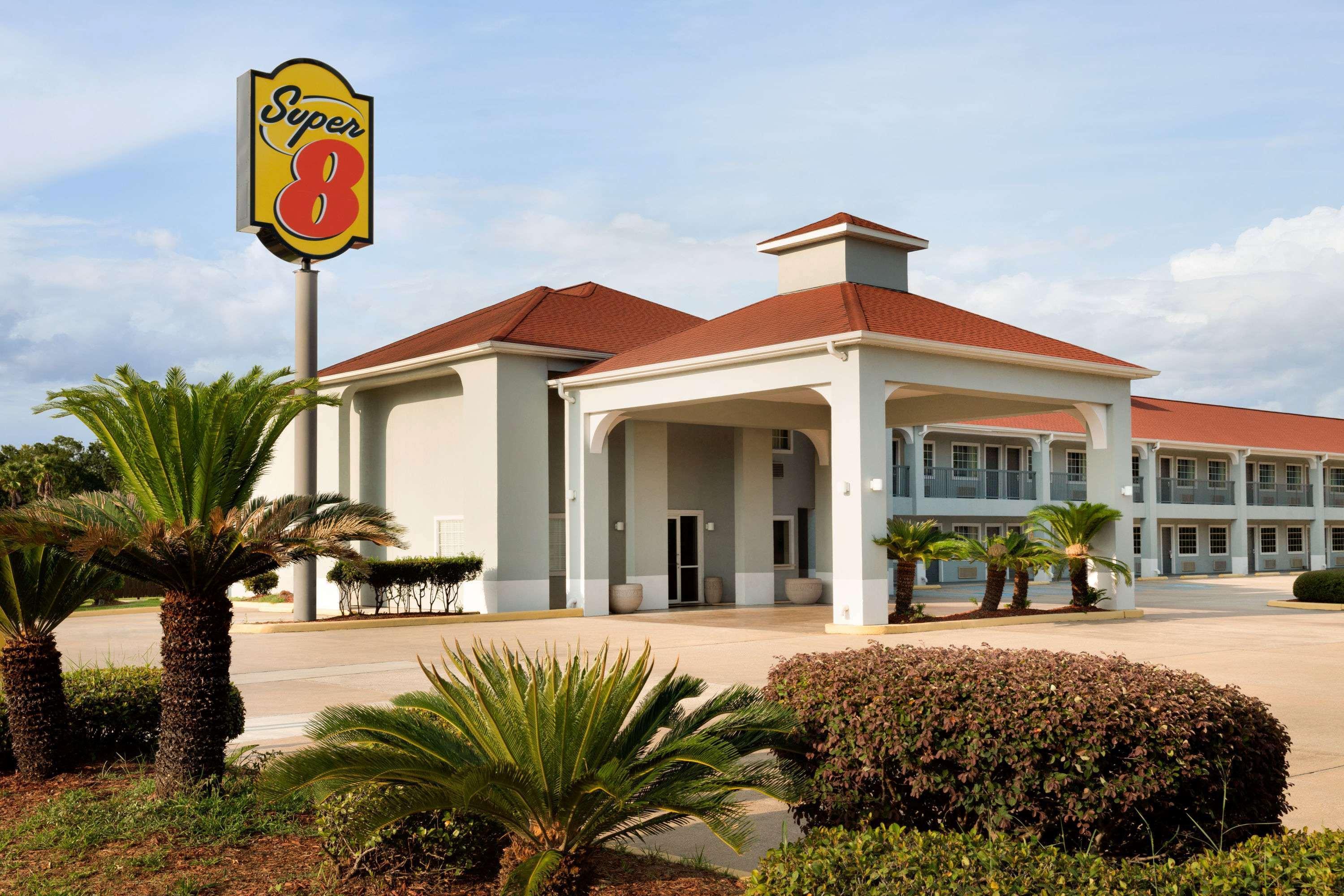 Super 8 By Wyndham Lake Charles Northeast Dış mekan fotoğraf